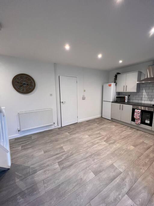 Bridge Place - Spacious Home With Plenty Of Beds! Merthyr Tydfil Exterior photo